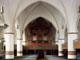 "Bänder um Säulen", 2002, St. Cyprian und Cornelius in Ganderkesee mit Blick auf die Arp-Schnitger-Orgel. (Foto: J. Fliegner)